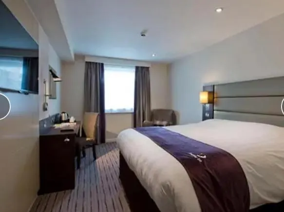 Comfortable Private Room, Steps From Metro & Elizabeth Line London